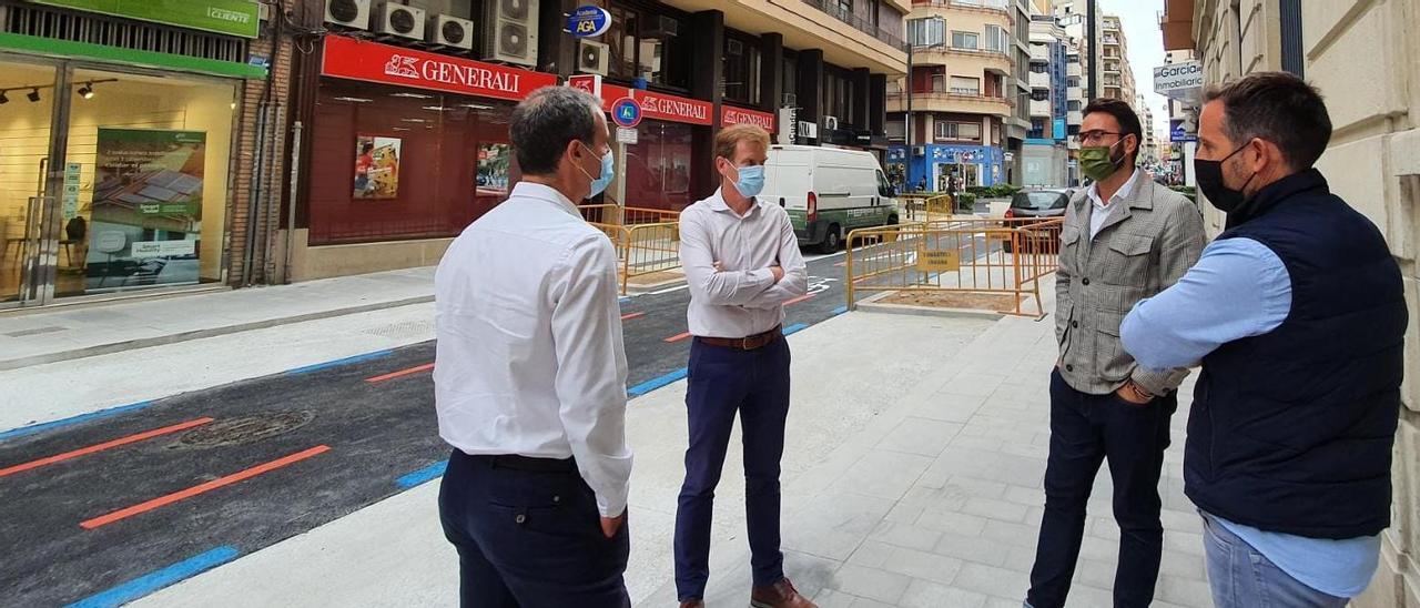 El concejal Adrián Santos Pérez con representantes de Aguas de Alicante