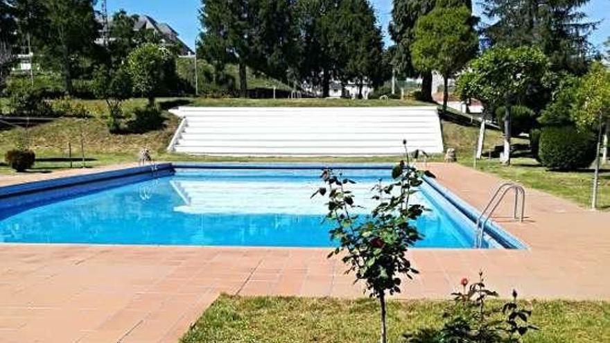 Piscina renovada de Viana do Bolo.  // FdV