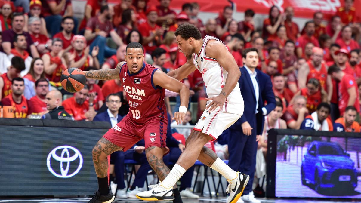 Troy Caupain, del UCAM Murcia, defendido por el visitante Anderson.