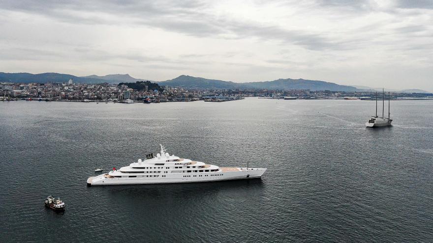 Duelo de esloras en la ría de Vigo