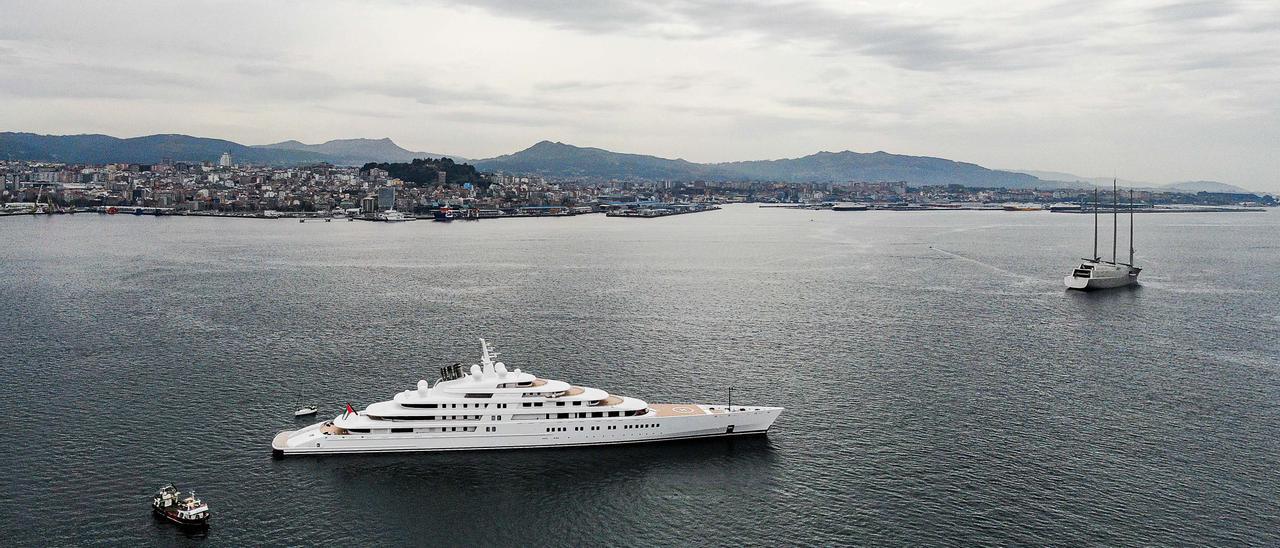 Duelo de esloras en la ría de Vigo