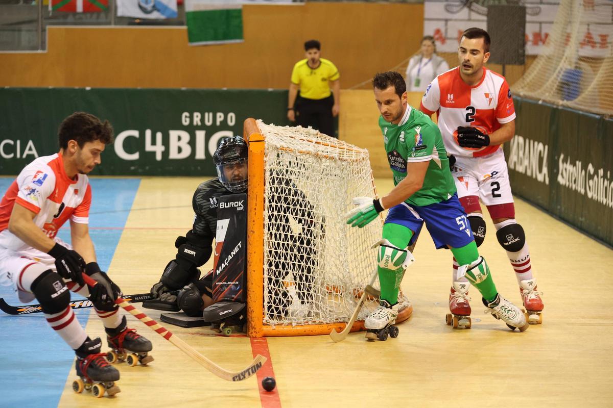 Toni Pérez disputa una bola en el Liceo-Shum.