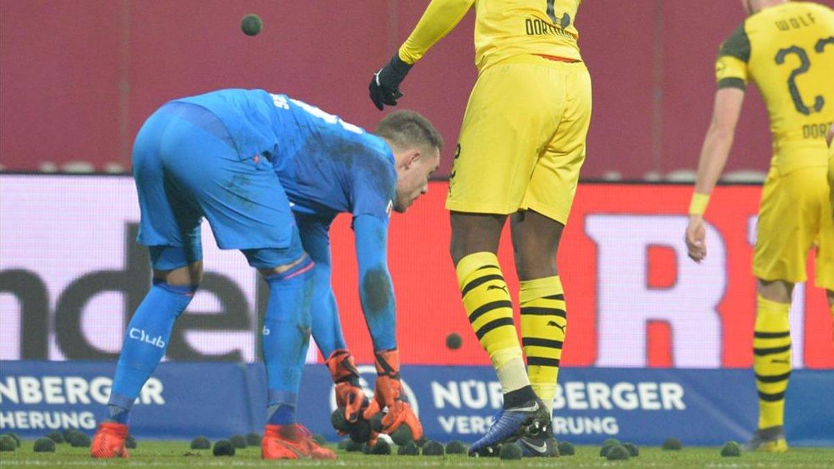 Los jugadores del Dortmund recogen las pelotas
