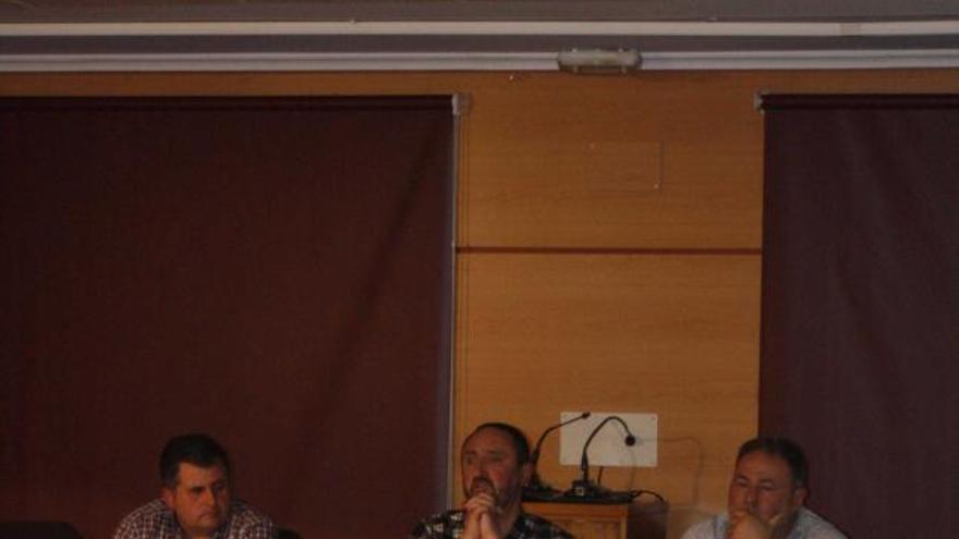 En la mesa, José Ramón Menéndez, Fructuoso Pontigo e Ignacio Martínez, durante la charla de ayer en Candás.