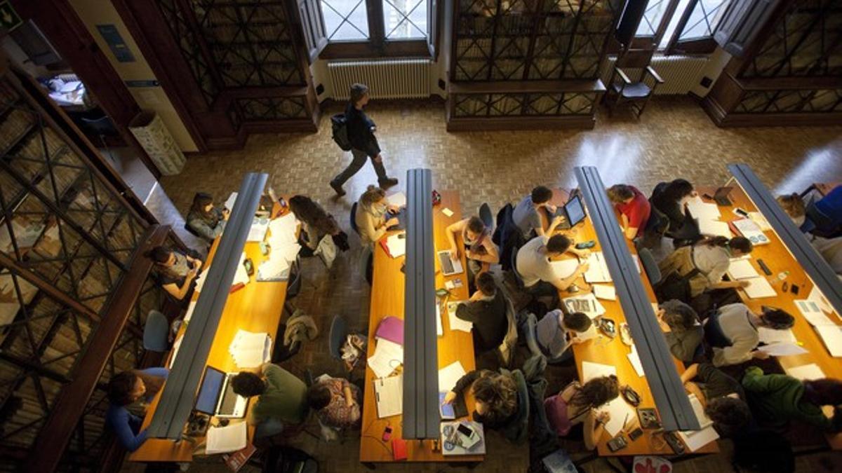 Estudiantes en la biblioteca central de la Universitat de Barcelona, ayer.