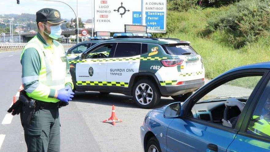 Un agente durante un dispositivo de control de las restricciones de movilidad.