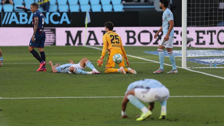 Los jugadores del Celta lamentan un gol del Levante. // R. Grobas