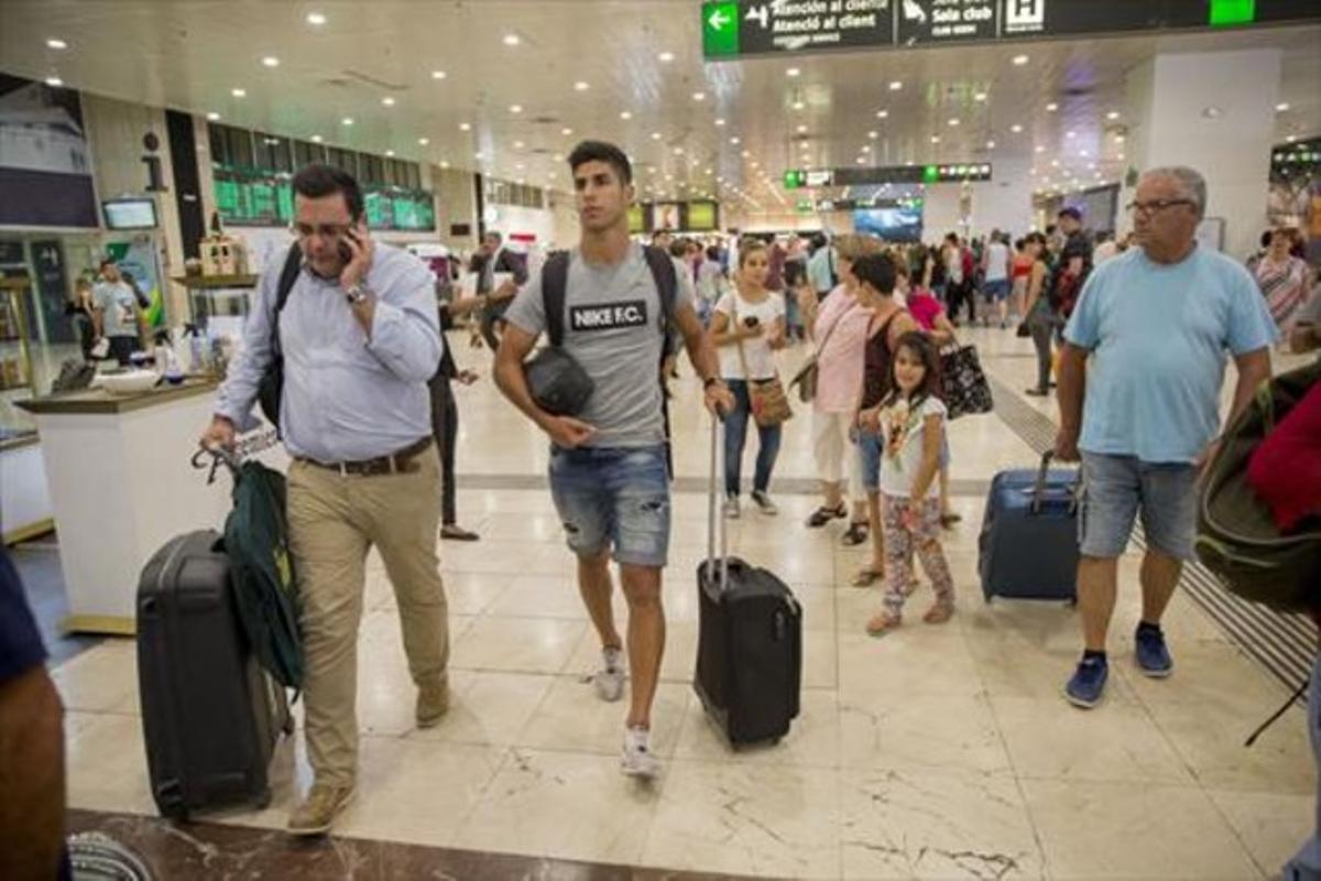 Marco Asensio, el jove jugador del Madrid, a l’arribar ahir a Barcelona.