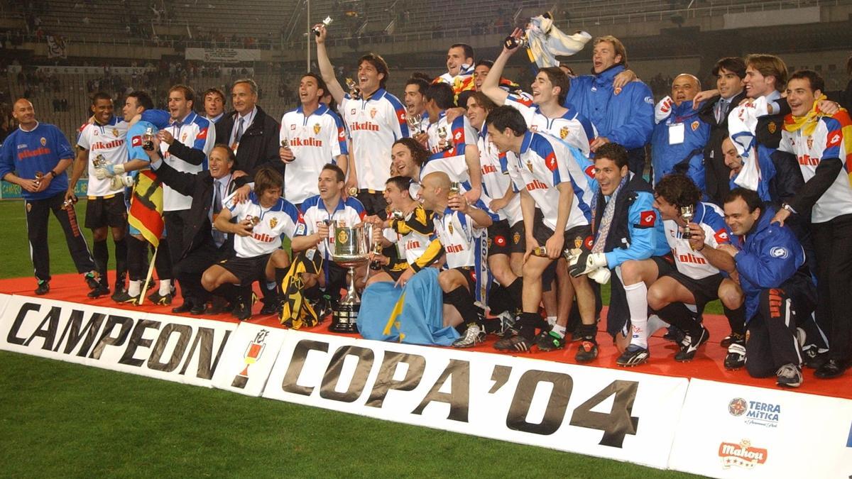 Jugadores y cuerpo técnico del Real Zaragoza celebran el título logrado en Montjuic.