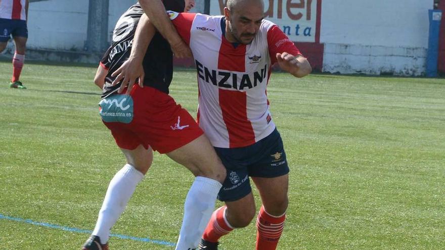 Héctor Nespral disputa el balón a Iván Pérez.