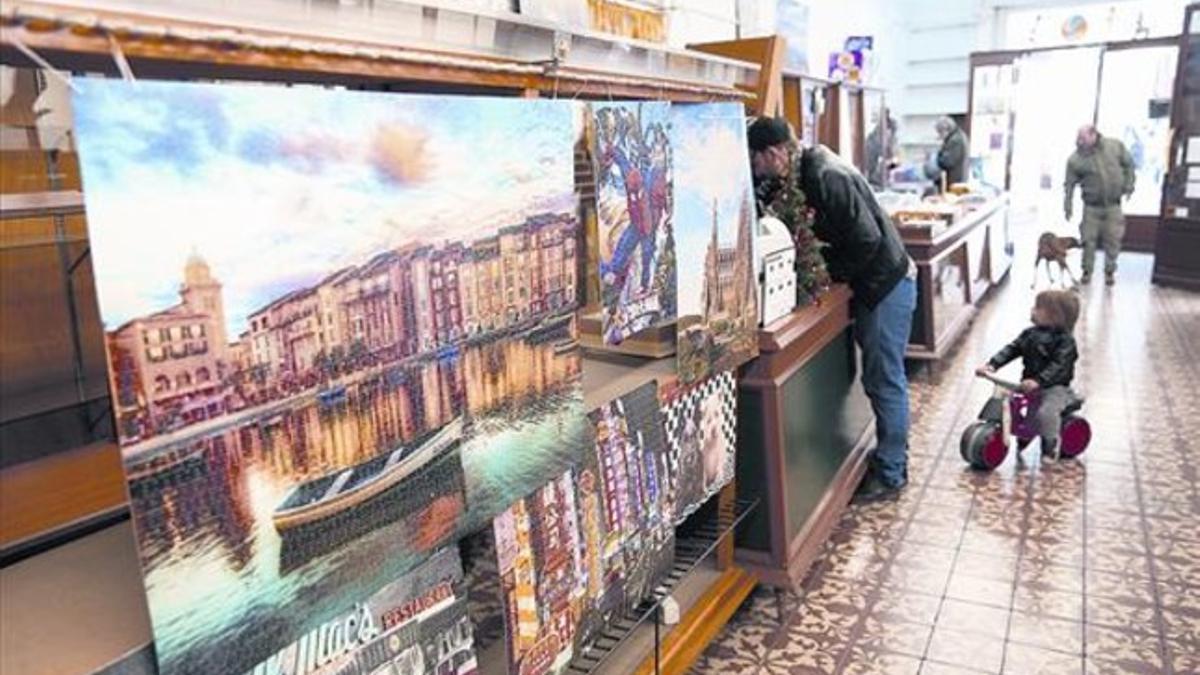 Interior de Joguines Monforte, en la plaza de Sant Josep Oriol, ayer, último día de apertura.