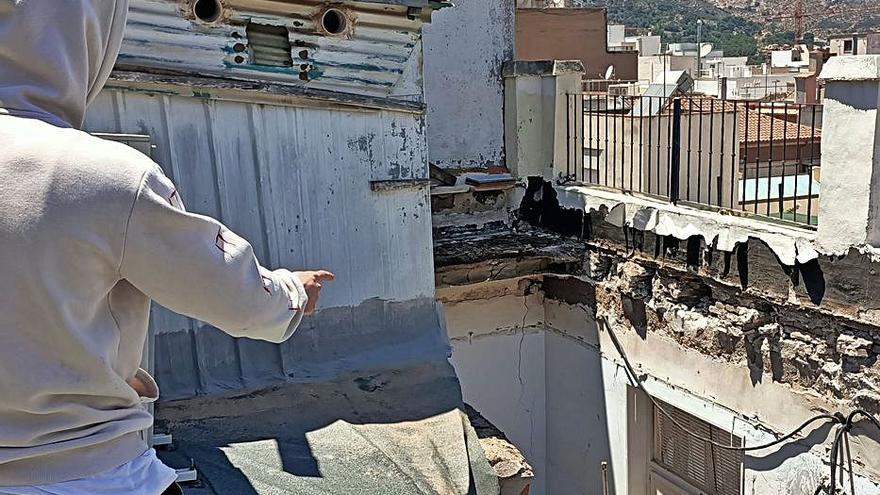 José Antonio Clares señala el edificio derrumbado. | M.I.L.