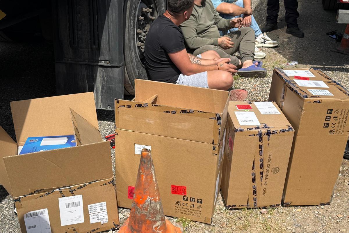 Els tres detinguts amb el material que havien robat.