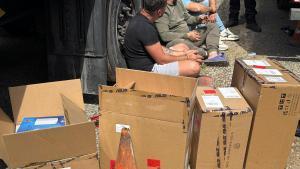 Els tres detinguts amb el material que havien robat.