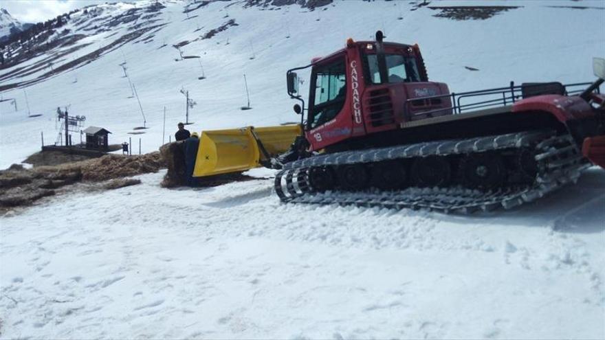 Candanchú guarda nieve para poder usarla el próximo invierno