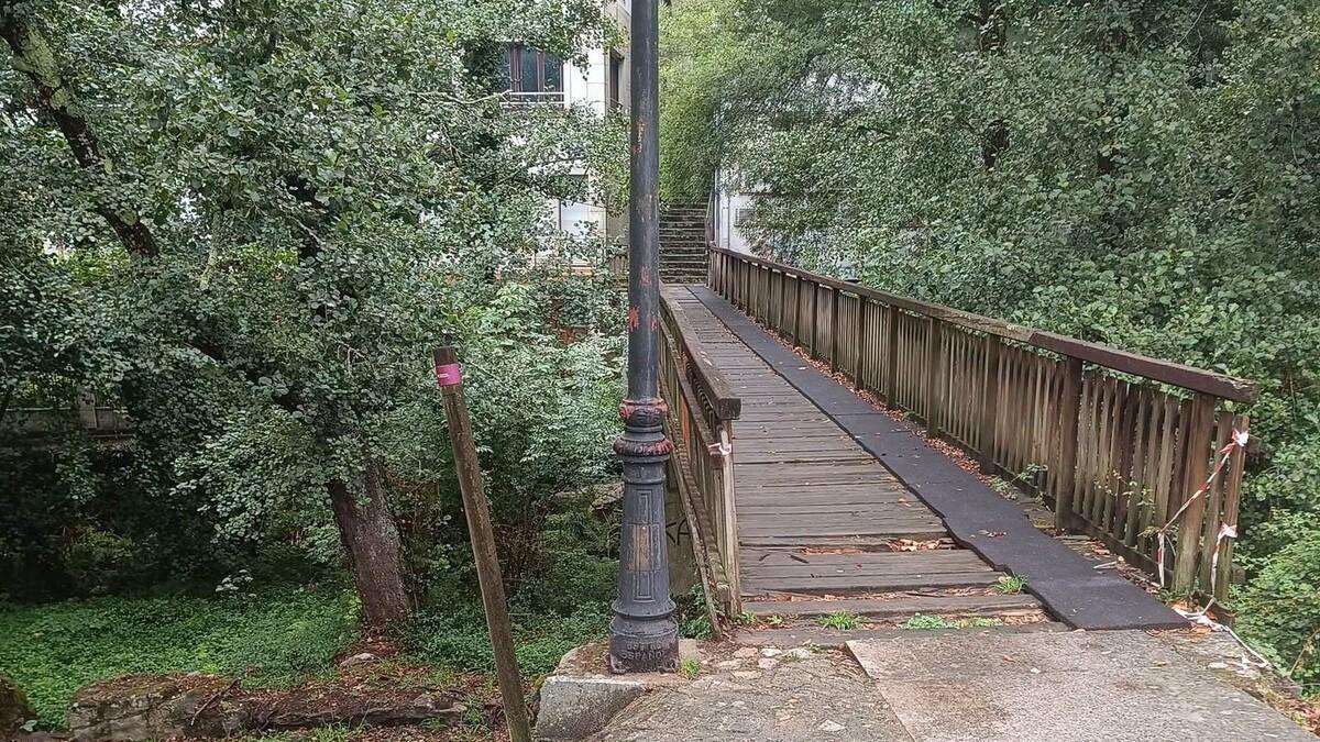 Puente en el paseo fluvial de Catoira que se corta ete fin de semana para su arreglo