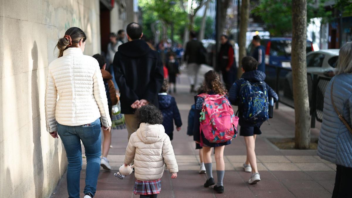 Familias con niños a la salida del colegio en Zaragoza.