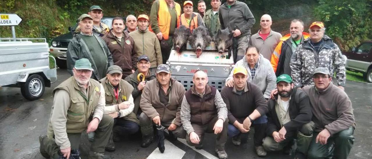 Cuadrilla Carasu, con dos buenos jabalíes, en el lote de Molleo.