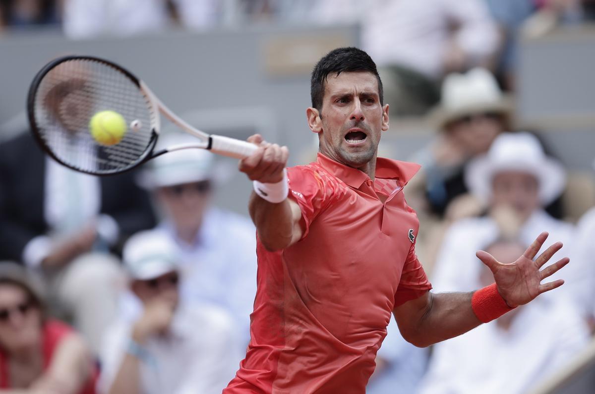 Novak Djokovic golpea la bola en un momento de la final de Roland Garros.