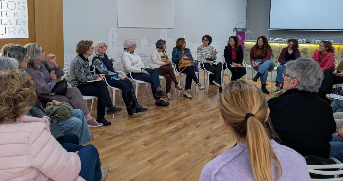 Reunión con organizaciones sociales y feministas de la Vega Baja