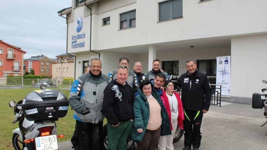 Integrantes de la ONG, con usuarios de Fraternidad, ayer, en la residencia tapiega.