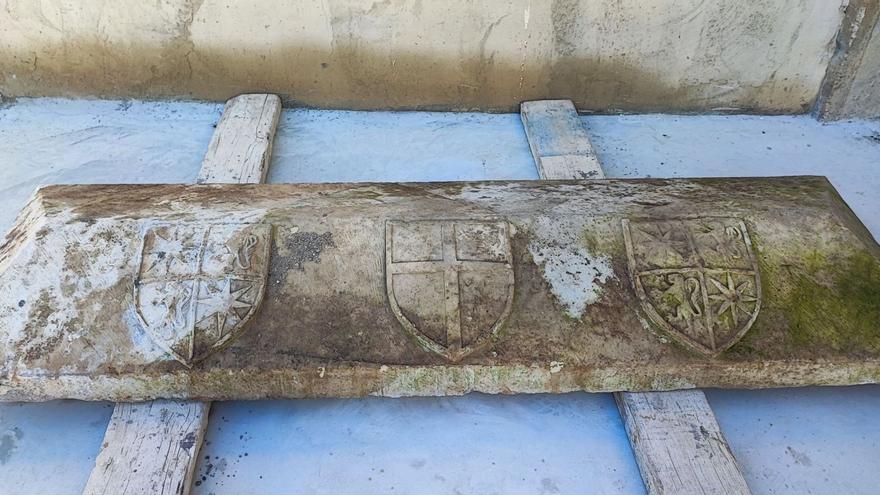 Tapa del sepulcro hallado en el interior de la ermita de Gañarul, en el municipio de Agón.
