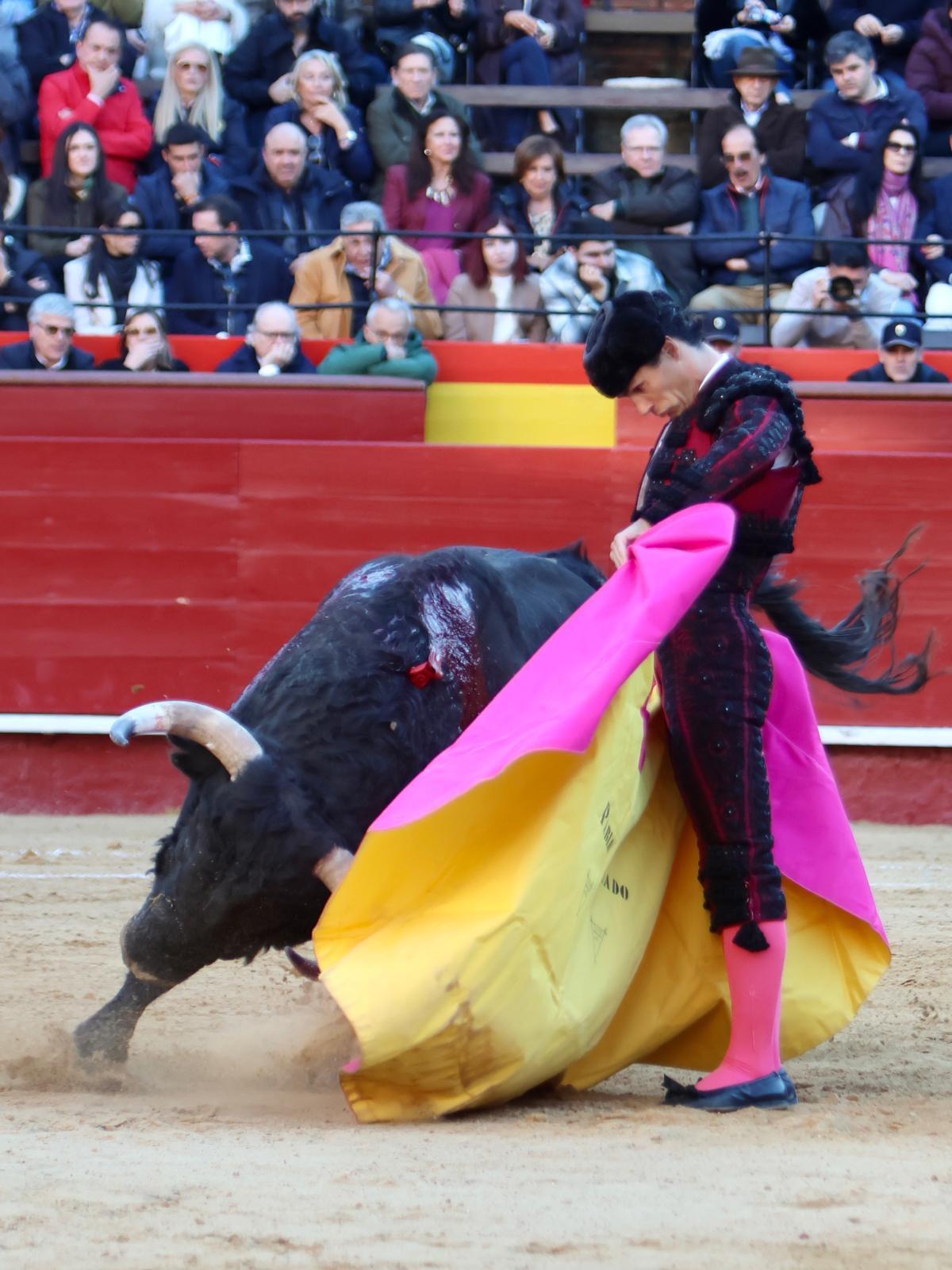 La vistosidad de Pablo Aguado lanceando a la verónica a su primer toro de la tarde.