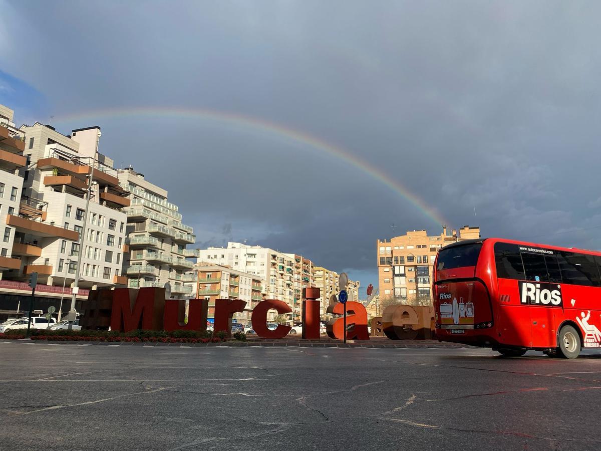 El arcoíris se podía ver también en la capital regional.