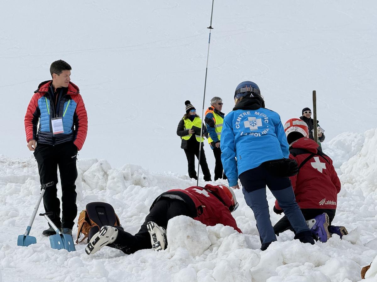 Personal de La Molina palejant per rescatar una persona en un simulacre d'allau a l'estació Personal de La Molina palejant per rescatar una persona en un simulacre d'allau a l'estació
