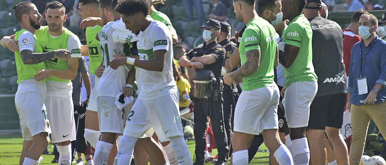 Los jugadores del Elche celebran la victoria del pasado domingo frente al Celta. | MATÍAS SEGARRA