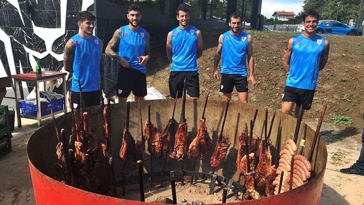 Por la izquierda, Vencedor, Núñez, Vesga, Lekue y Dani García con los corderos. | Lagar L’Allume