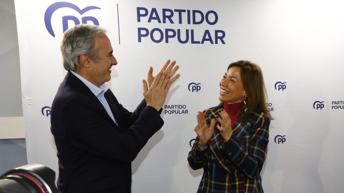 El presidente del PP, Jorge Azcón, y la candidata del PP al Ayuntamiento de Zaragoza, Natalia Chueca.