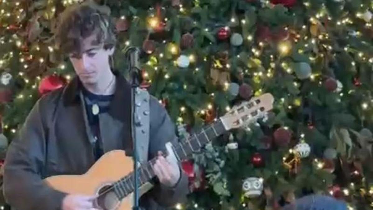 Concierto sorpresa de Guitarrica de la Fuente para los trabajadores de Inditex.