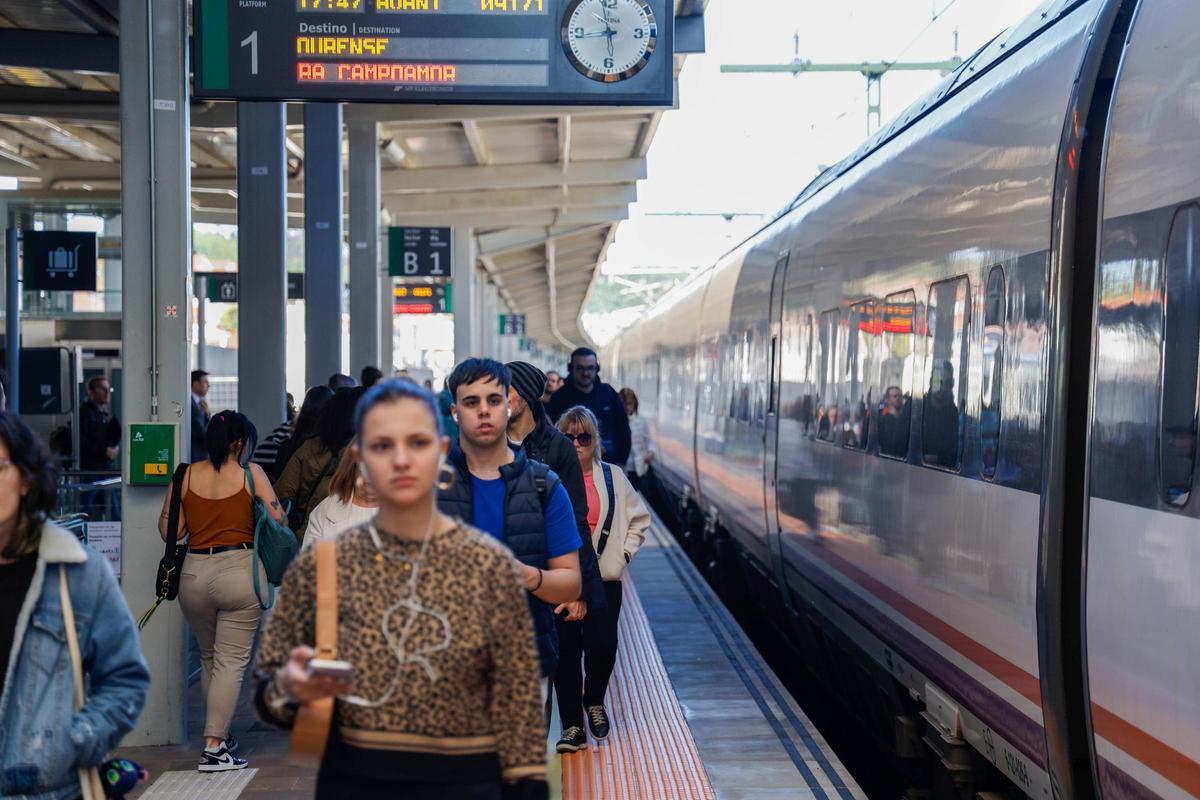 Viajeros caminando por el andén de la estación de tren de Santiago