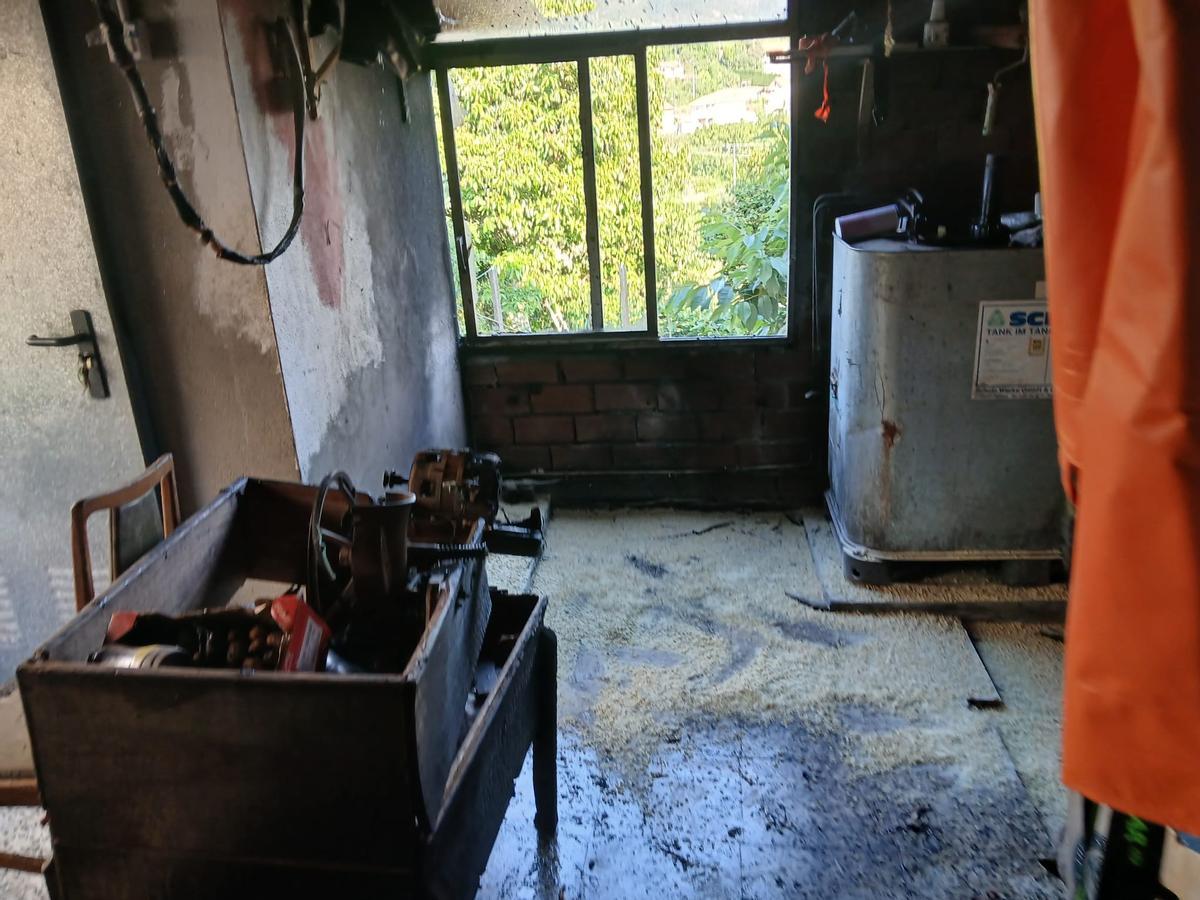 El lugar del incendio, en una vivienda de A Portela, en Bueu.