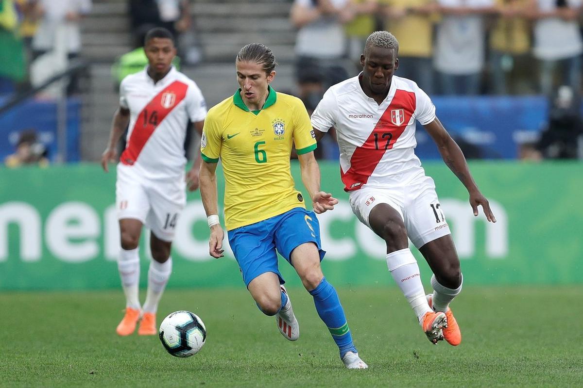 CAF1341. SÃO PAULO (BRASIL), 22/06/2019.- El jugador de Brasil Filipe Luis (c) disputa el balón con Luis Advíncula de Perú, durante el partido Perú-Brasil del Grupo A de la Copa América de Fútbol 2019, en el Estadio Arena Corinthians de São Paulo, Brasil, hoy 22 de junio de 2019. EFE/Fernando Bizerra