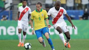 CAF1341. SÃO PAULO (BRASIL), 22/06/2019.- El jugador de Brasil Filipe Luis (c) disputa el balón con Luis Advíncula de Perú, durante el partido Perú-Brasil del Grupo A de la Copa América de Fútbol 2019, en el Estadio Arena Corinthians de São Paulo, Brasil, hoy 22 de junio de 2019. EFE/Fernando Bizerra