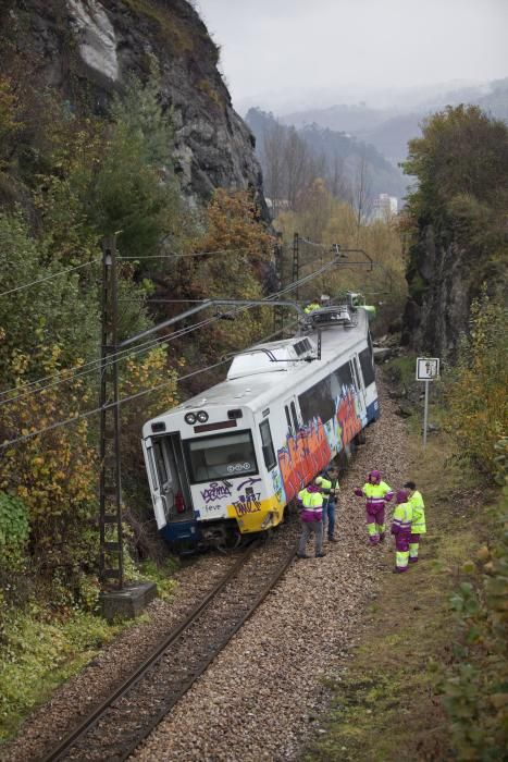 Un tren descarrila en El Entrego por un argayo