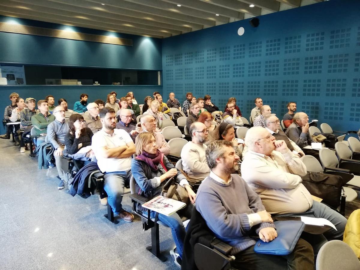 Assistents a la jornada celebrada a la FUB 2 sobre &quot;Sistemes de captació d'aigua de boira&quot;