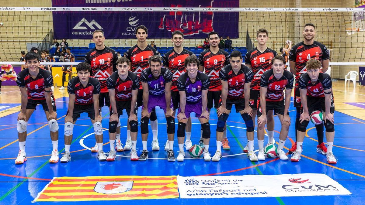 Los jugadores del ConectaBalear Manacor posan antes del partido ante el Teruel