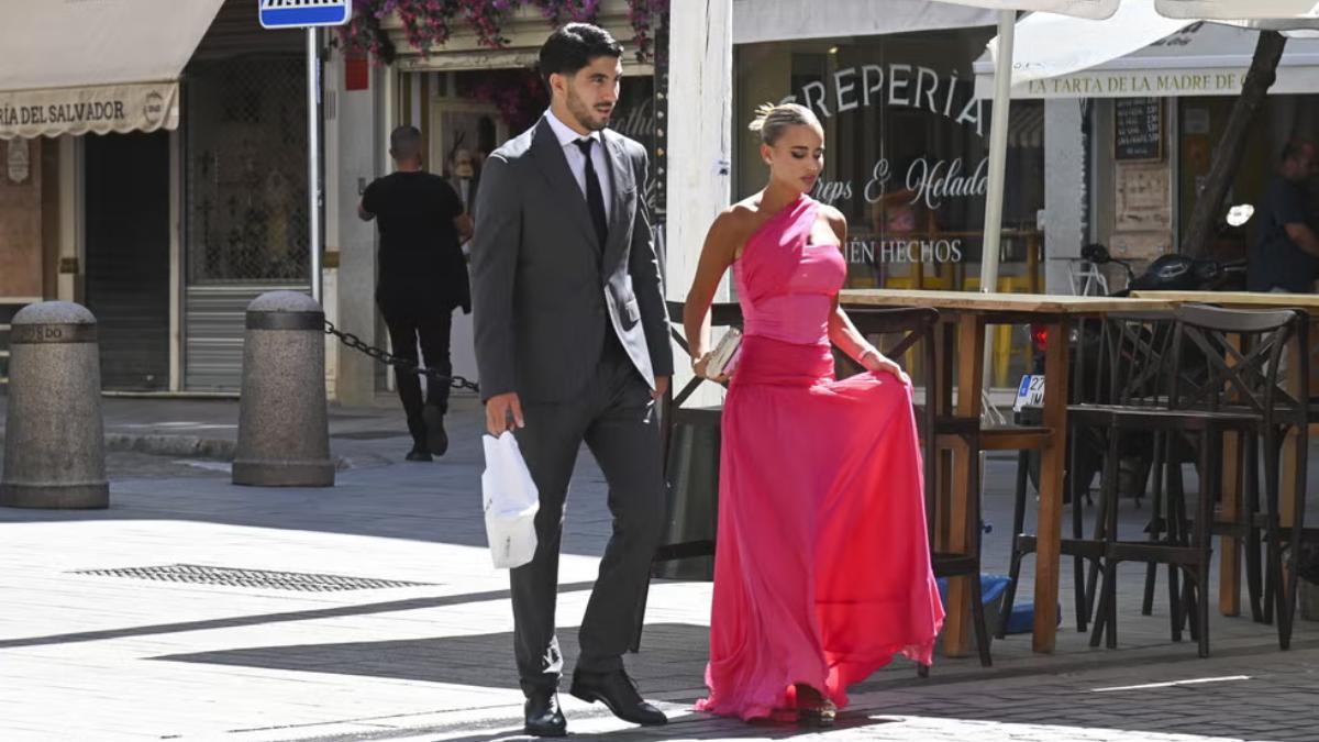 Fabián Ruiz junto a su pareja en la llegada a la boda de Fabián Ruiz.