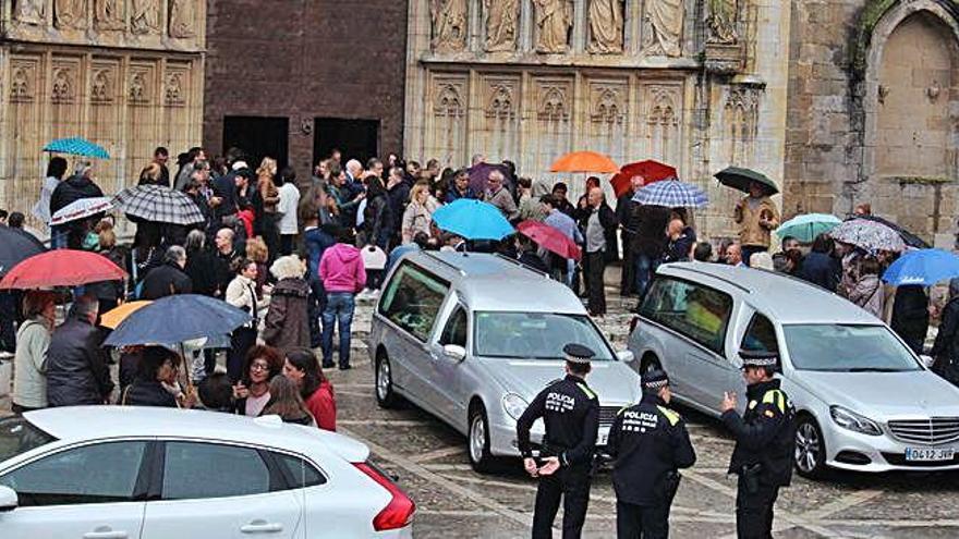 Els assistents, a la sortida de la cerimònia davant de la basílica.