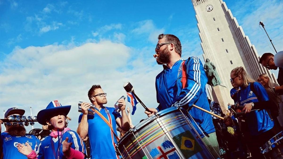 Los aficionados se preparan para recibir a los jugadores de la selección islandesa en Reykjavik en su regreso de la Eurocopa.