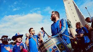 Los aficionados se preparan para recibir a los jugadores de la selección islandesa en Reykjavik en su regreso de la Eurocopa.