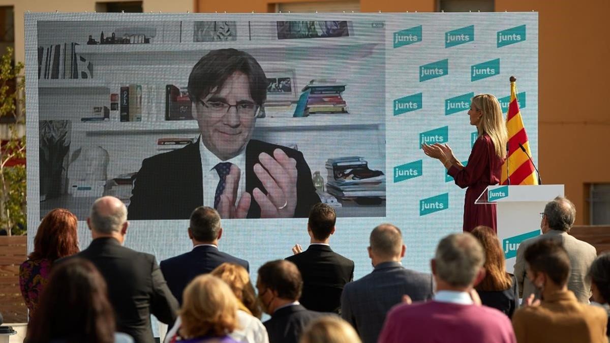 Carles Puigdemont  participa por video conferencia en el acto de Junts