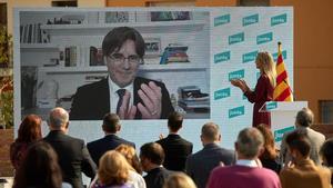 Carles Puigdemont  participa por video conferencia en el acto de Junts.