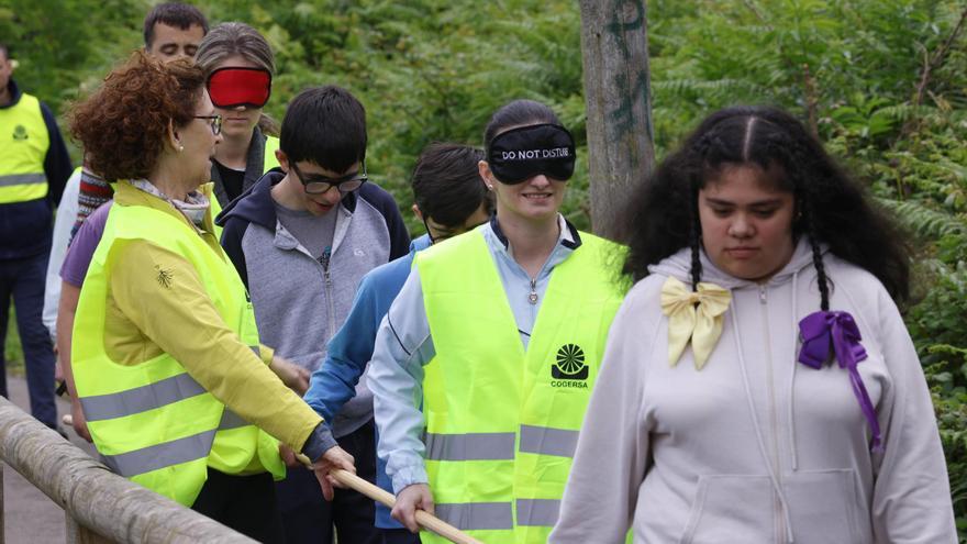 EN IMÁGENES: Así fue la ruta senderista en Corvera del alumnado del colegio San Cristóbal con voluntarios de Arcelor