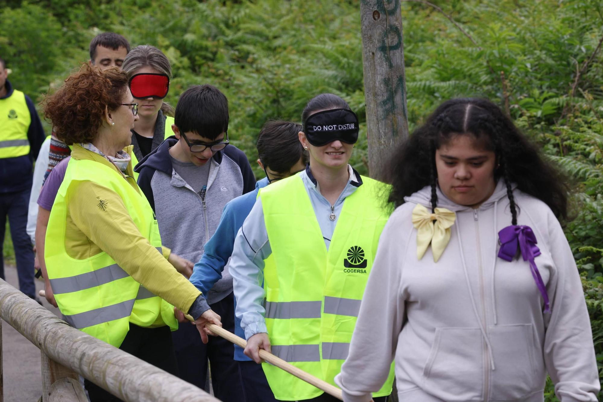 EN IMÁGENES: Así fue la ruta senderista en Corvera del alumnado del colegio San Cristóbal con voluntarios de Arcelor