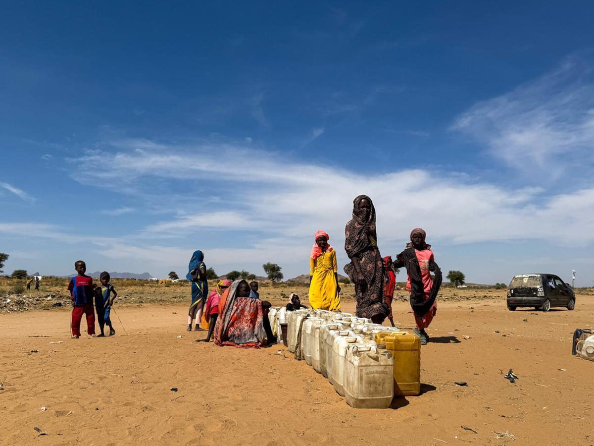 Mujeres y niños desplazados de El Fasher, Sudán, se encuentran con una situación precaria en Tawila, con hambruna y falta de agua y saneamiento