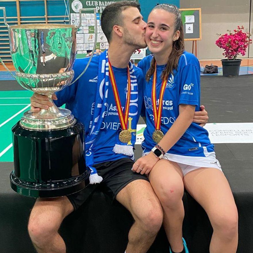 Álvaro Leal besa a su hermana Claudia tras conseguir el título de liga en Ibiza.